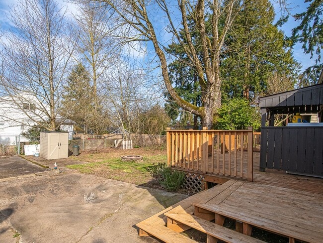 Foto del edificio - Adorable 3-bdrm/1-bath in Kenton. Hardwoods, deck, W/D, huge fenced backyard, off-street parking