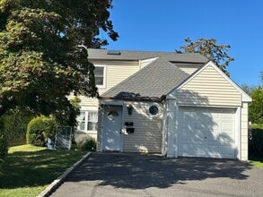 Building Photo - 15 Manhasset Ave