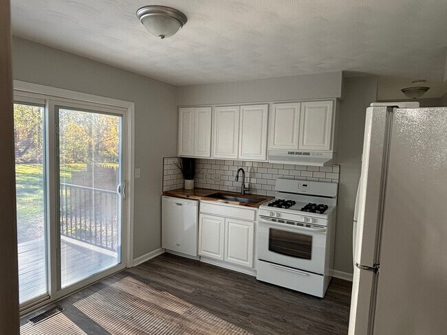 Foto del edificio - 895 N Cedar Rd