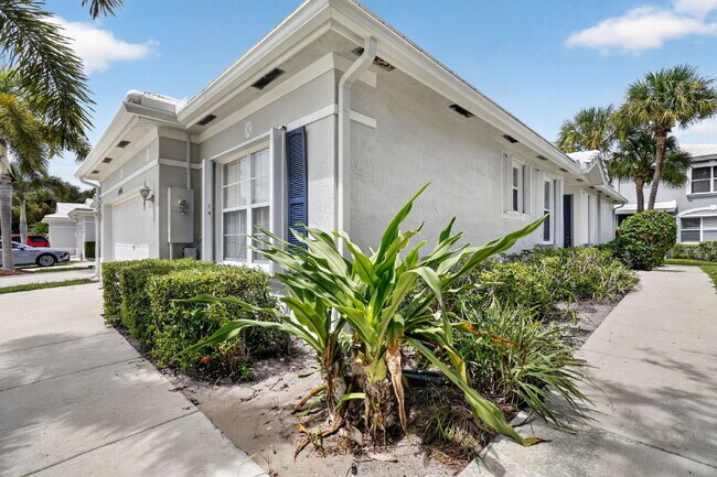 Building Photo - "Charming 2 Bed plus Den, 2-Bath Townhouse with 1500 Sq Ft of Comfort in Greenacres!"