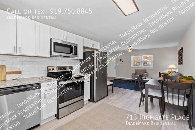 Building Photo - Fully Renovated 2 BR Flat w/ Front & Back ...