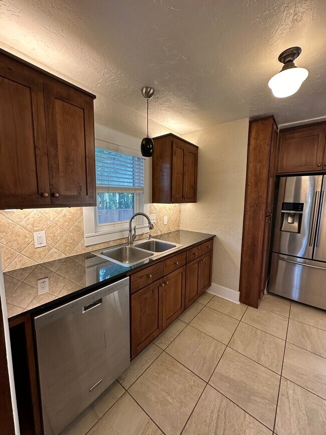 Foto del edificio - 1034 E Whitman St