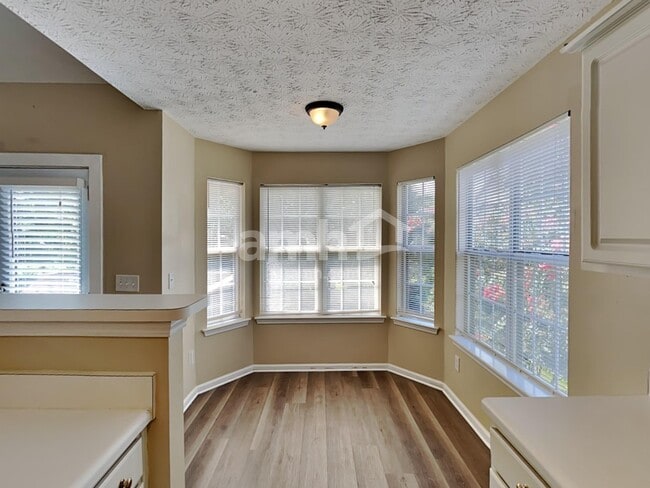 Foto del edificio - 3395 Essex Ct NW