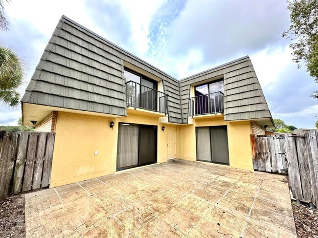 Building Photo - 805 8th Way