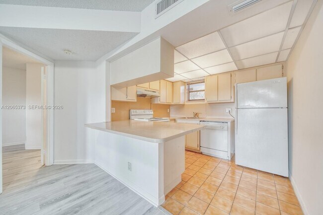 Foto del edificio - 8290 Lake Dr