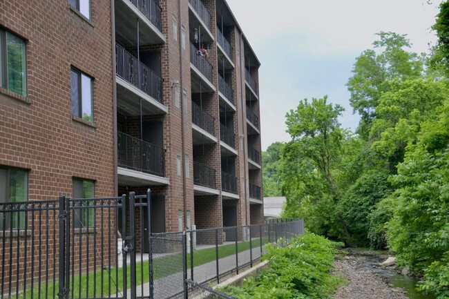 Building Photo - Parkwoode Towers