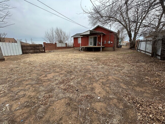 Building Photo - 609 E 6th St