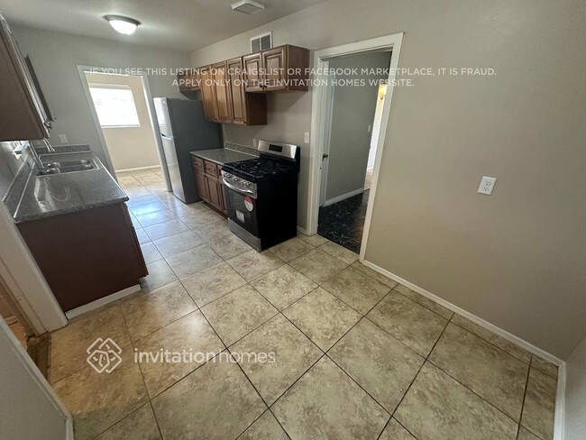 Building Photo - 2112 N 28th Pl