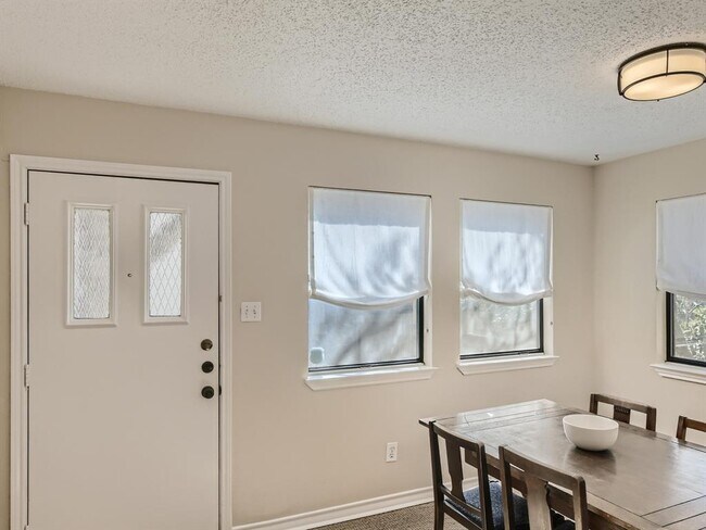 Foto del edificio - 1404 Norwalk Ln