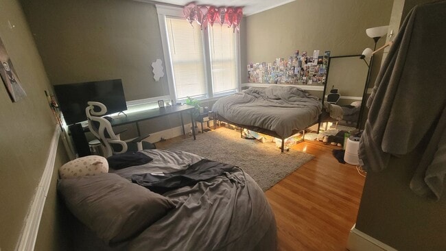 Building Photo - Updated Massive Apt!  All rooms XL size!  ...