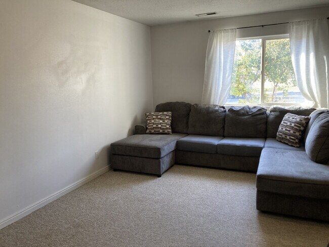 Foto del edificio - "2-Bedroom Townhouse with 2 Full Baths in ...