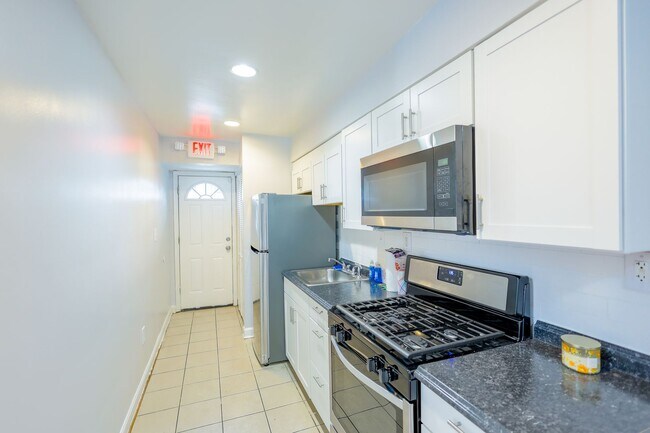 Foto del edificio - Charming 2 BR/1 BA Apartment in Deanwood –...