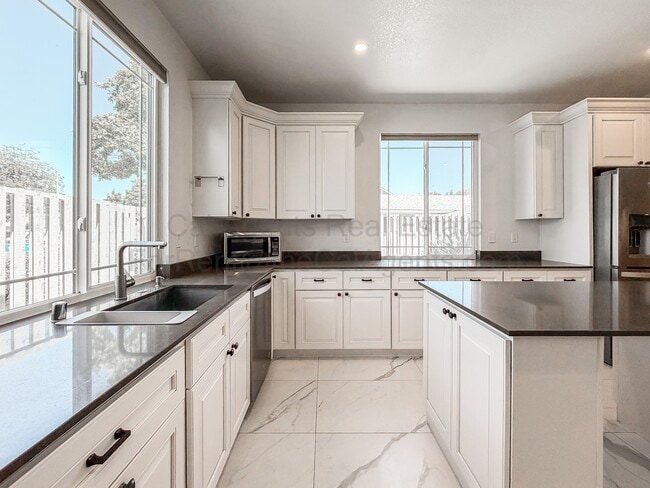 Building Photo - 4207 Queen Anne Dr