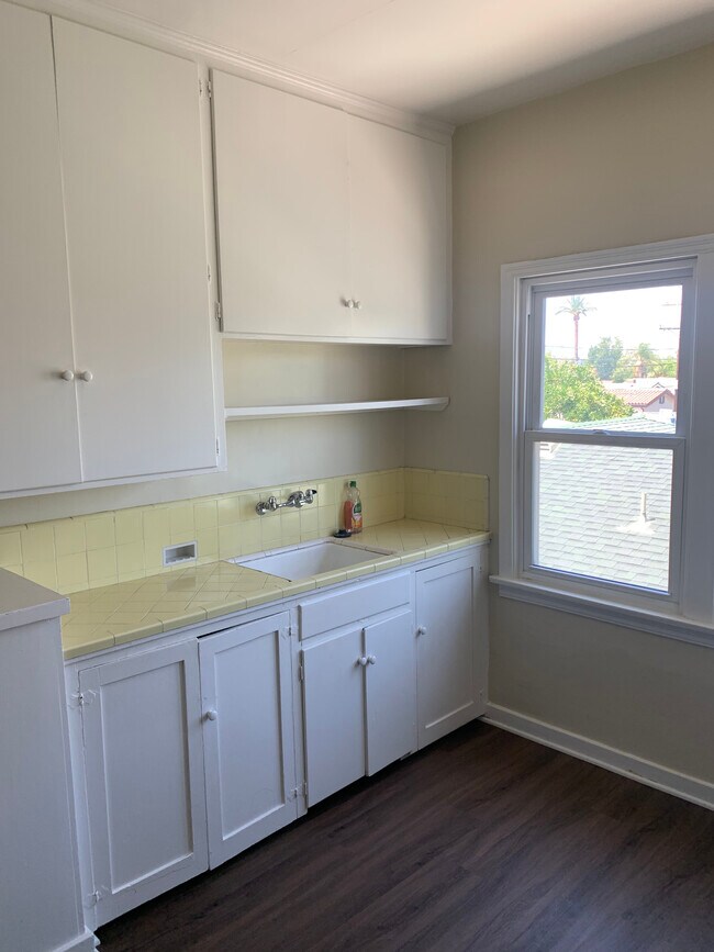 Building Photo - 802 W Glenoaks Blvd