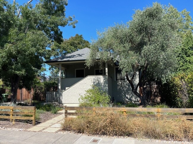 Foto del edificio - 3 Bedrooms, 2 Bathrooms Saint Helena Charm with Modern Conveniences