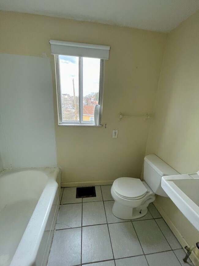 Foto del edificio - 2 bed 1 bath - Greenfield, nice location, ...