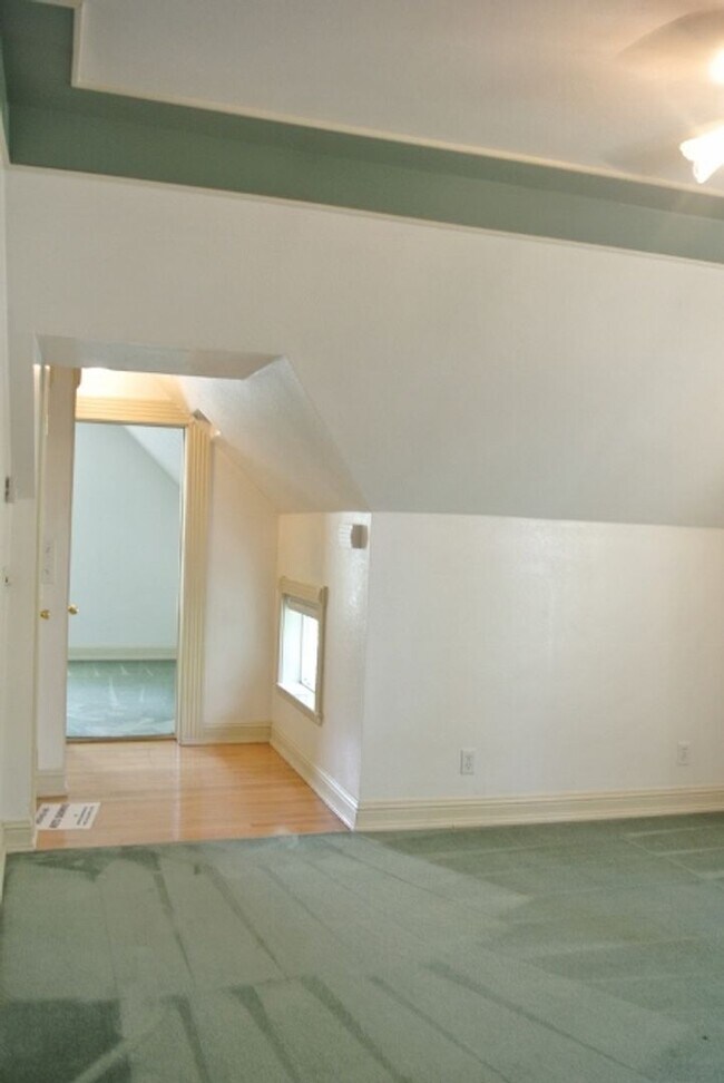 Foto del edificio - Bright and Spacious Second Story One-Bedroom Apartment in Prime Location!