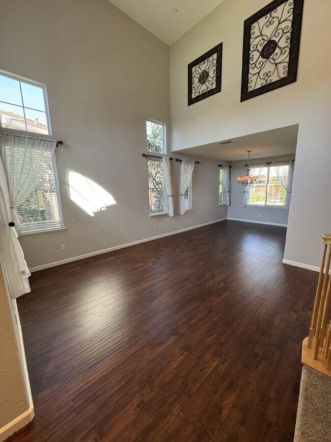 Building Photo - Beautiful 4 Bedroom, 3 Full Bath in Perfec...