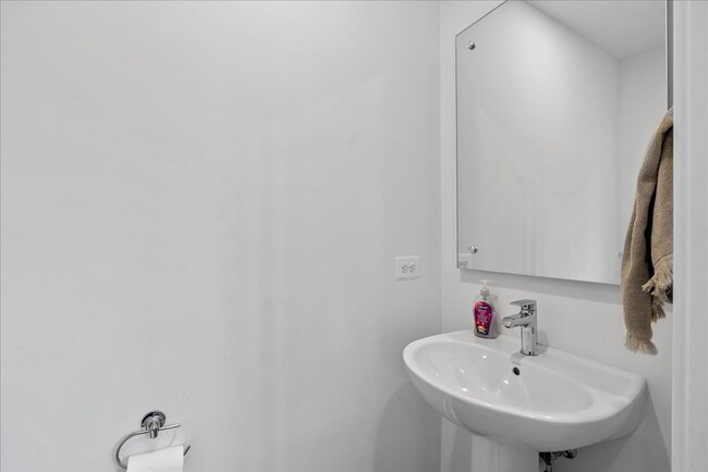 Foto del edificio - Modern 2024 Townhome with Rooftop Terrace.