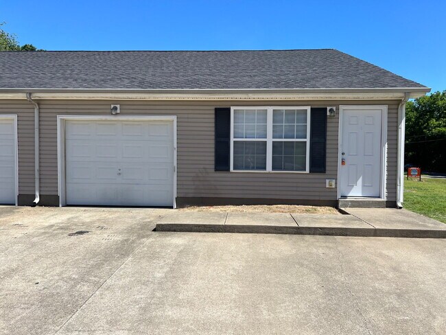Foto del edificio - 9063 Pembroke Oak Grove Rd