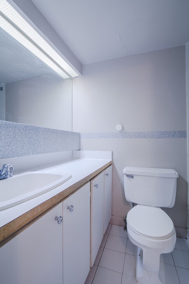 Building Photo - 1975 Maisonneuve Blvd W