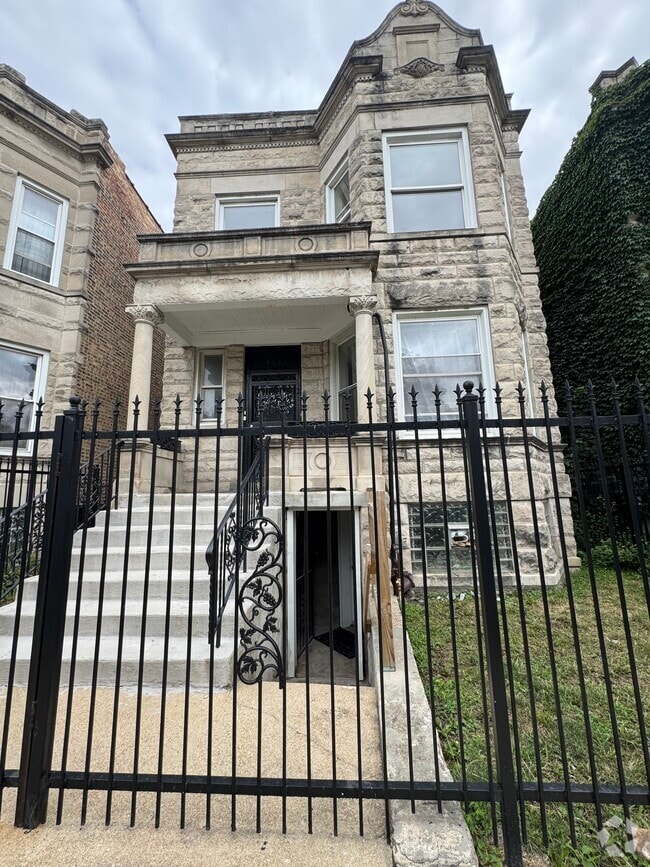 Building Photo - 4334 W Monroe St