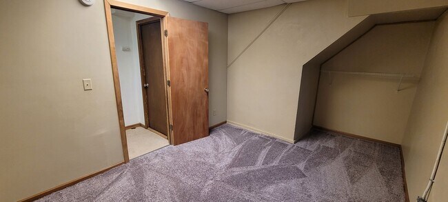 Building Photo - 422 4th St SE