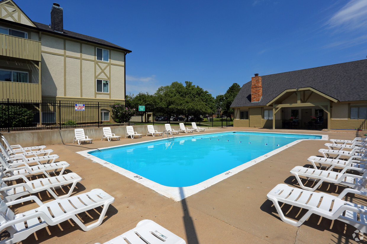 Piscina con terraza - Spring Ridge Village