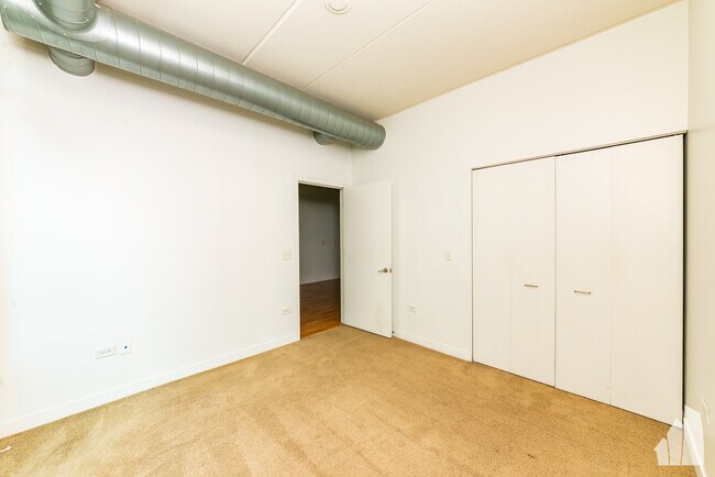 Foto del edificio - 650 W Wayman St