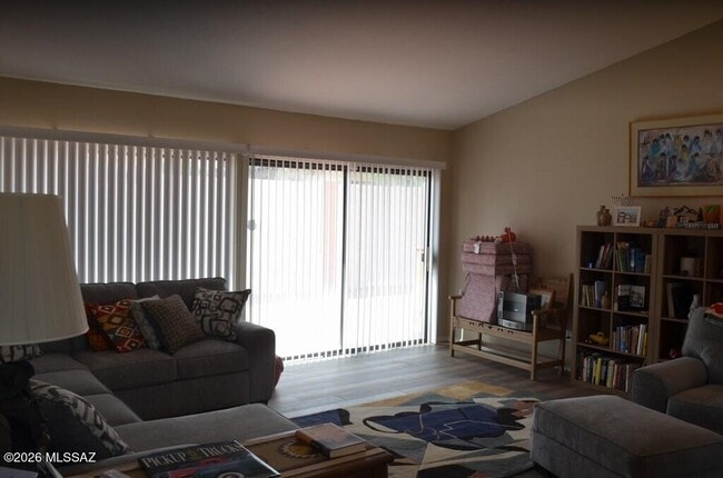 Foto del edificio - 5461 N Waterfield Dr