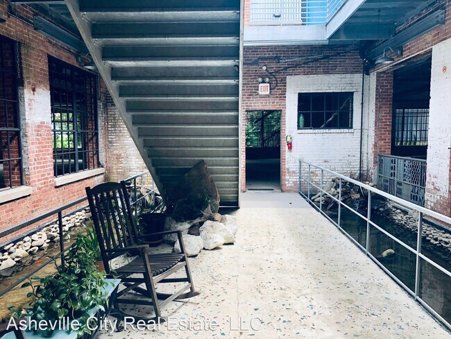 Building Photo - 75 Thompson St