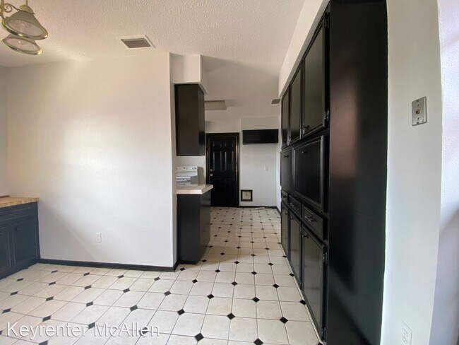Foto del edificio - 3 br, 2 bath House - 400 Tyler Avenue