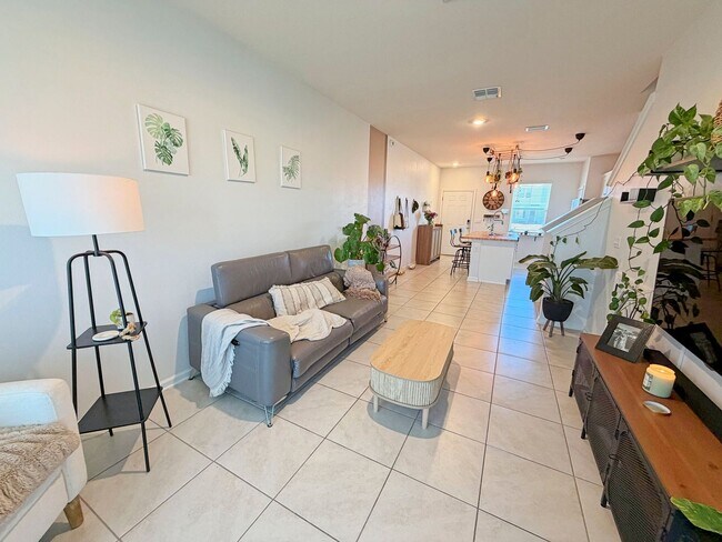 Foto del edificio - Beautiful 2-bedroom, 2.5-bath two-story townhouse located just minutes from Historic Downtown St....