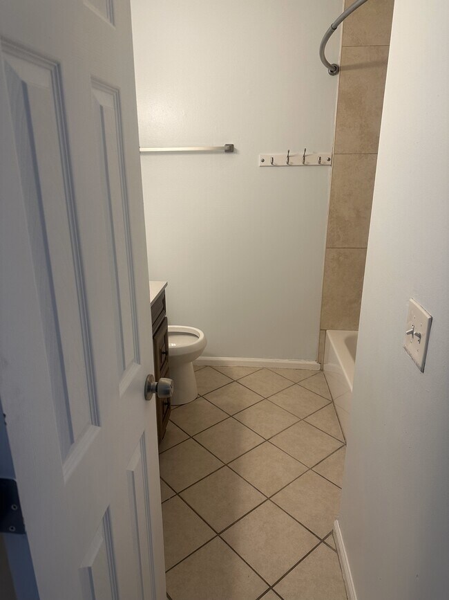 Baño diferente ángel - 704 Eric Dr