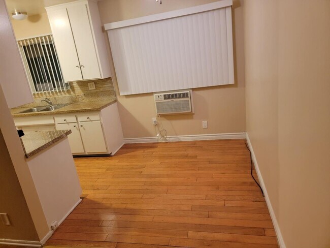 Foto del edificio - 6635 Wilkinson Ave