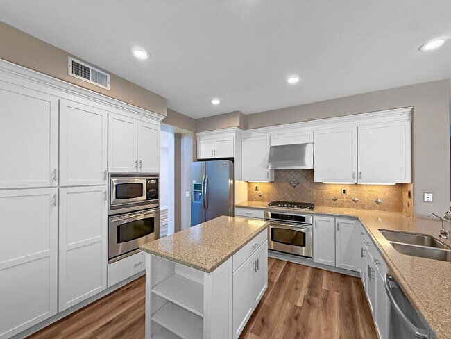 Foto del edificio - Beautiful 4BR + Office / 3BA Home in Prime...