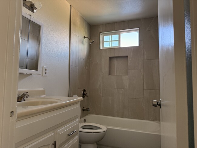 Foto del edificio - 15510 Oakbury Dr