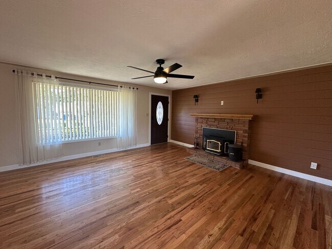 Building Photo - Three Bedroom Home in South Salem with Lar...