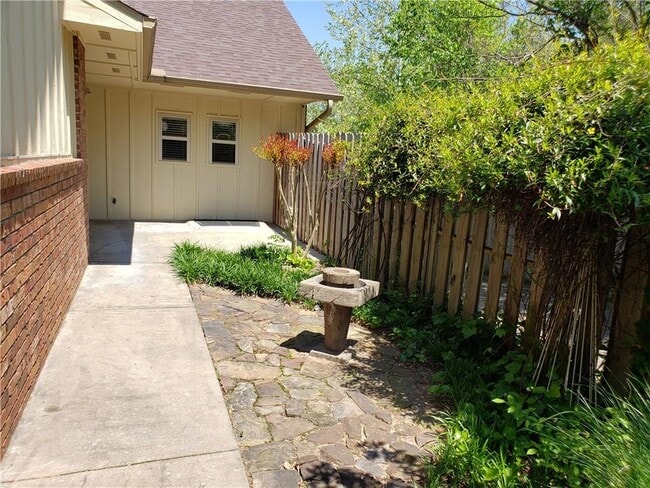 Building Photo - 80 E Sycamore St