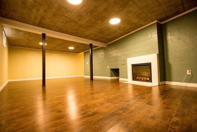 Unit B - 105 W Tietan St