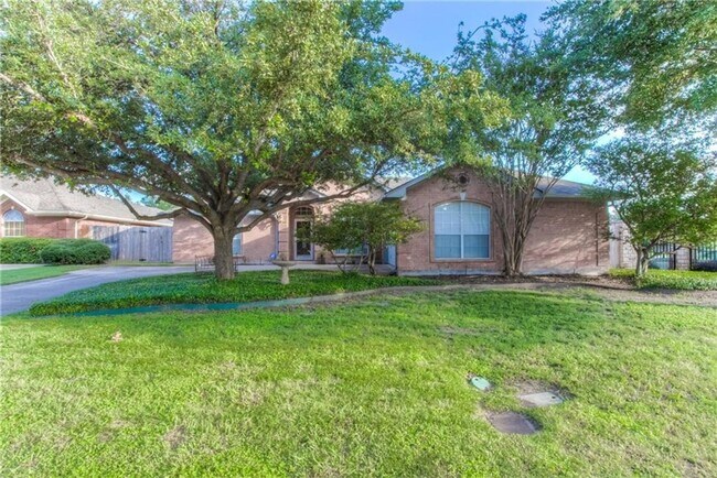 Foto del edificio - Spacious 3 Bed- 2 Bath in the Exclusive Private Riverwood Addition- SW Fort Worth- 76116