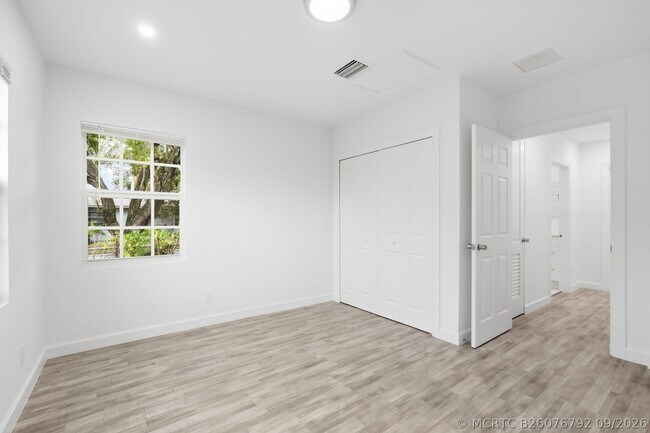 Building Photo - 5203 N Flagler Dr