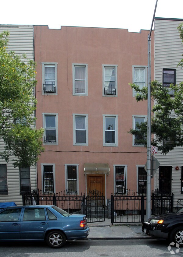 Building Photo - 86 Menahan St