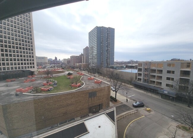 Building Photo - 5415 N Sheridan Rd