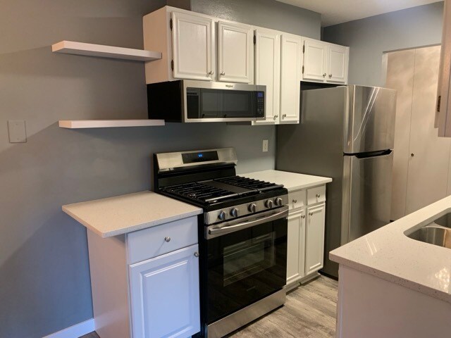 Updated kitchen - 4820 Park Commons Dr