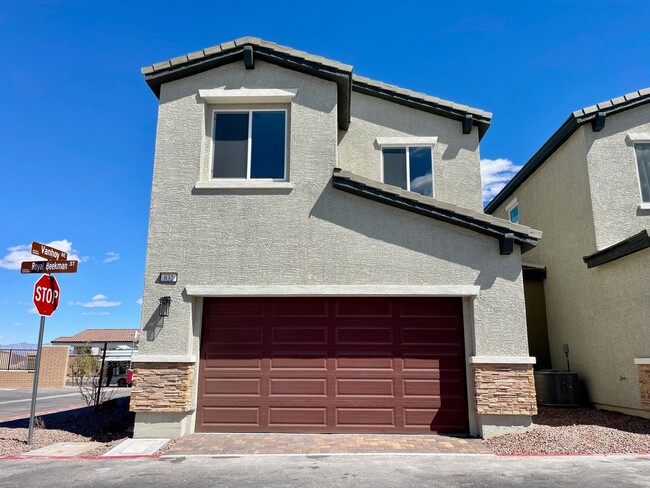 Building Photo - BRAND NEW 3 BED 2.5 BATH 2 CAR GARAGE TOWN...