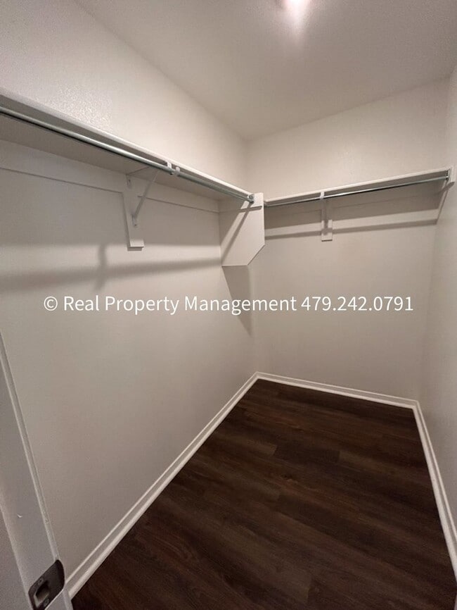 Building Photo - 10640 Cedar Wy