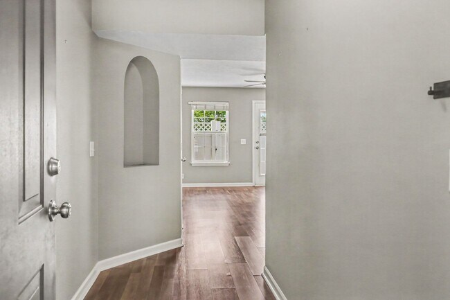 Foto del edificio - Charming Townhome near Percy Priest