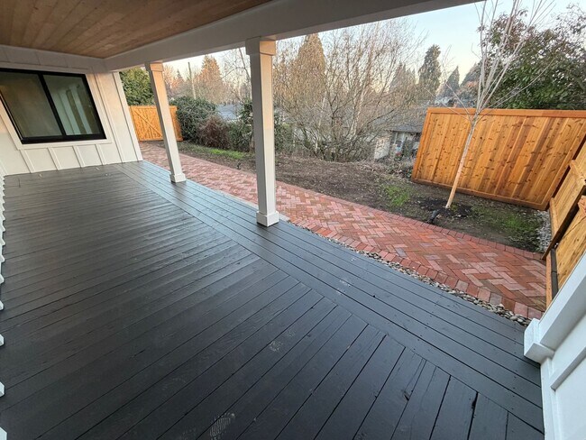 Foto del edificio - WAL2 - FULLY renovated 3 bed 1.5 bath Duplex on OAKWAY