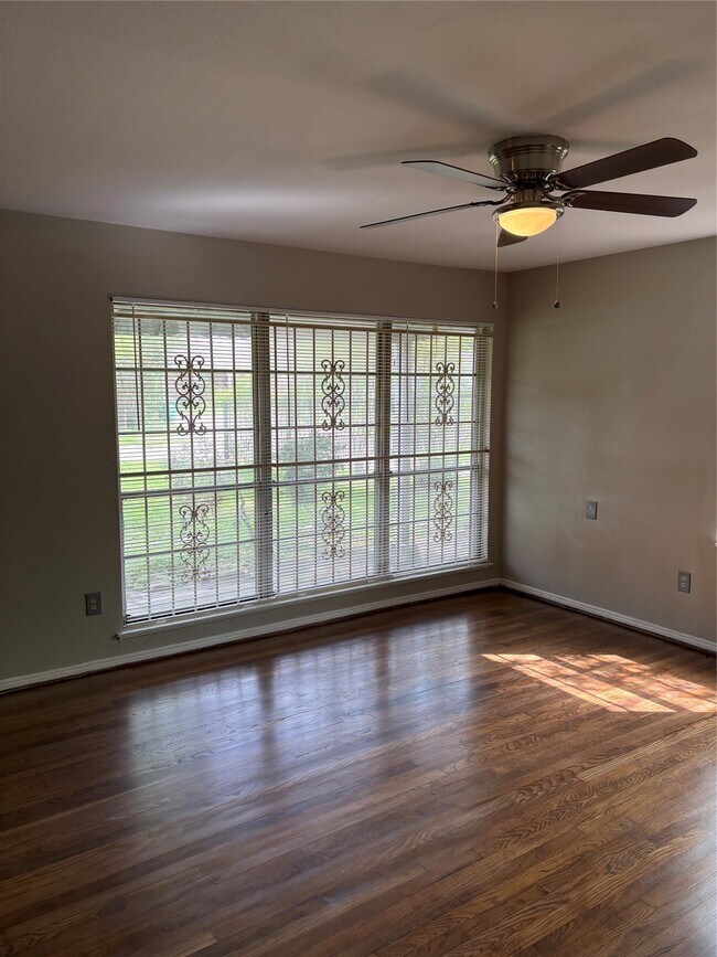 Foto del edificio - 5914 Ridgeway Dr